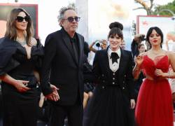 La actriz italiana Monica Bellucci, el cineasta estadounidense Tim Burton y las actrices estadounidenses Winona Ryder y Jenna Ortega llegan a la ceremonia de apertura y proyección de 'Beetlejuice Beetlejuice' en la 81ª edición anual del Festival Internacional de Cine de Venecia, en Italia.