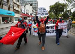 Cientos de profesores ecuatorianos protestan hoy contra las políticas educativas y salariales del Gobierno de Guillermo Lasso, en Quito (Ecuador).