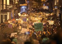 Mujeres participan durante una movilización hoy con motivo del Día Internacional de la Mujer, en Quito (Ecuador).