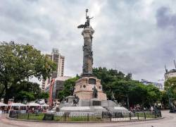 Para conmemorar el primer centenario de la revolución del 9 de Octubre de 1820 se erigió el Monumento a la Libertad en el Parque Centenario.