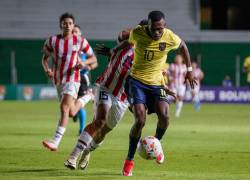 Jugador de la selección ecuatoriana de fútbol sub-15 disputa un balón frente a un rival paraguayo.