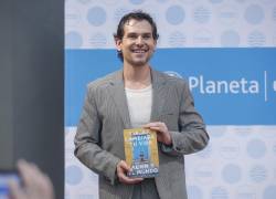 El actor mexicano Alan Estrada habla durante la presentación de su nuevo libro “Viajar cambiará tu vida”, en la Ciudad de México (México).