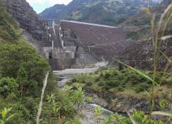 Vista del bajo nivel de agua en la central hidroeléctrica de Mazar en Las Palmas, Ecuador, tomada el 17 de septiembre de 2024.