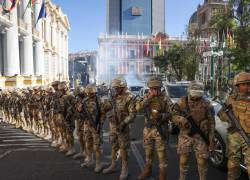 Militares se forman frente a la sede del Gobierno de Bolivia, este miércoles en La Paz.