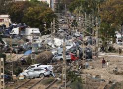 Vehículos amontonados sobre las vías del tren en Alfafar (Valencia), este viernes.