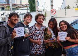 El mexicano Luisito Comunica (c), el youtuber de habla hispana con más seguidores actualmente, posa junto a sus seguidores a su llegada este lunes, a una rueda de prensa en Quito (Ecuador).