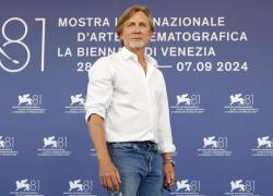 Daniel Craig posa durante la presentación de la película Queer en el Festival de Cine Internacional de Venecia número 81. El actor, quien personificó por años al agente James Bond, en la nueva película de Luca Guadagnino realizó escenas de amor homosexual.