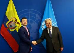 Fotografía cedida por Presidencia de Ecuador del mandatario ecuatoriano, Daniel Noboa (i), saludando al secretario general de las Naciones Unidas, António Guterres.