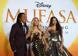 Jay-Z (i), Beyonce (C), and Blue Ivy Carter (d), atendieron la premier de Disney de la película Mufasa: The Lion King.