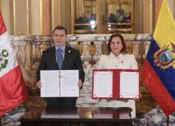 El presidente de Ecuador, Daniel Noboa, y su homóloga peruana, Dina Boluarte, muestran los acuerdos firmados este jueves, en el Palacio Nacional en Lima.