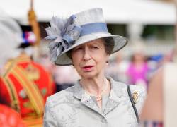 La hija de la difunta reina Isabel II se encuentra en buena recuperación tras un accidente que sufrió por el golpe de un caballo, así lo aseguró su esposo.