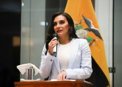 Fotografía publicada por la oficina de la Vicepresidencia de Ecuador que muestra a la vicepresidenta de Ecuador, Verónica Abad, hablando durante una conferencia de prensa en la sede de la Vicepresidencia en Quito el 28 de noviembre de 2023.