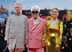 La actriz británica Tilda Swinton (i), el director y guionista español Pedro Almodóvar y la actriz estadounidense Julianne Moore a su llegada a la premiere de 'La habitación de al lado' en el 81° Festival Internacional de Cine de Venecia.