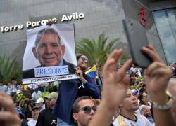 Opositores del presidente venezolano Nicolás Maduro participan en una manifestación convocada por el candidato presidencial Edmundo González Urrutia y la líder de la oposición María Corina Machado, frente a la sede de las Naciones Unidas en Caracas el 30 de julio de 2024.