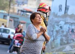 Una mujer mira desesperada el avance del incendio registrado en el bosque de El Panecillo.