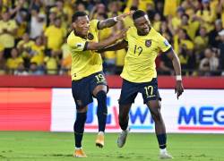 Gonzalo Plata y Alan Minda celebran uno de los cuatro goles que Ecuador le marcó a Bolivia en Guayaquil.