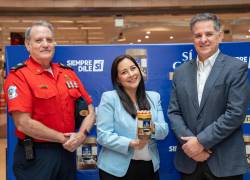 Representante del cuerpo de bomberos junto al personal de Sí Café durante la experiencia de lanzamiento del producto.