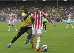 El mediocampista de Ecuador Moisés Caicedo y el mediocampista de Paraguay Miguel Almirón luchan por el balón durante el partido de fútbol de las eliminatorias sudamericanas de la Copa Mundial de la FIFA 2026.