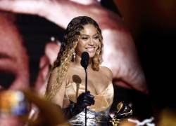 Beyoncé acepta su Grammy a Mejor canción de música electrónica y dance por Break My Soul del álbum “Renaissance”, ella es la artista con más premios Grammy en la historia.