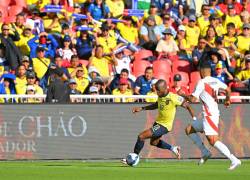 El delantero ecuatoriano Enner Valencia (i) y el defensor peruano Anderson Santamaría luchan por el balón durante el partido de fútbol de las eliminatorias sudamericanas de la Copa Mundial de la FIFA 2026 entre Ecuador y Perú.