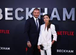 El ex futbolista británico David Beckham y su esposa, la diseñadora de moda británica Victoria Beckham, asisten al estreno de 'Beckham' en el Curzon Mayfair, Londres, Gran Bretaña.