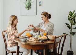 Compartir la mesa familiar es clave, es un espacio donde los niños absorben no sólo nutrientes, sino también las costumbres alimenticias que definirán su salud como adultos.