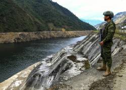 Un miembro de la Fuerza Armada de Ecuador hace guardia en el embalse Mazar este martes, en Sevilla de Oro.