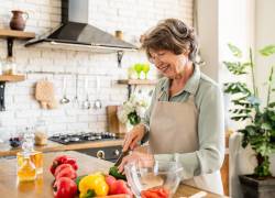 Mujer adulta prepara sus alimentos de manera saludable.