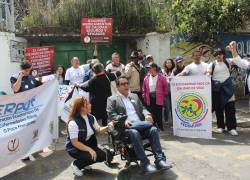 Fotografía de personas reunidas para exigir atención y medicamentos de calidad en Ecuador.