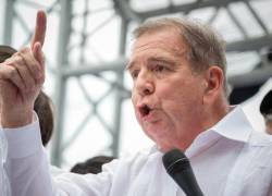 Fotografía de archivo del 18 de mayo de 2024 del abanderado de la mayor coalición opositora de Venezuela, Edmundo González Urrutia, hablando durante un acto de campaña en La Victoria.