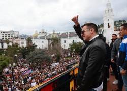 Desde un balcón del palacio de Gobierno, Noboa se dirigió este domingo a decenas de seguidores.