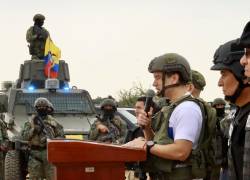 Fotografía del presidente de la República, Daniel Noboa, dando un discurso mientras encabeza una intervención militar y policial en Durán.