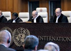 El juez y presidente de la Corte Internacional de Justicia (CIJ), Nawaf Salam (segundo por la derecha), pronuncia un fallo no vinculante sobre las consecuencias jurídicas de la ocupación israelí de Cisjordania y Jerusalén Oriental ante la Corte Internacional de Justicia (CIJ).