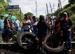 Un grupo de personas bloquea una carretera este viernes, en Puerto Napo.