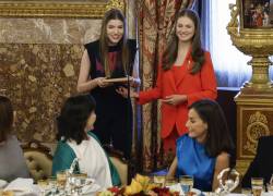 Leonor, princesa de Asturias (d), y su hermana, la infanta Sofía, durante el almuerzo en el Palacio Real en Madrid con motivo de la conmemoración del décimo aniversario del reinado de Felipe VI, este miércoles.