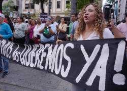 Protestas de ciudadanos a las afueras de la Fiscalía del Guayas.