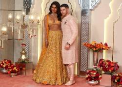 La actriz india Priyanka Chopra y su esposo, el cantante estadounidense Nick Jonas, posan para fotografías mientras asisten a la boda de Anant Ambani, hijo de Mukesh Ambani, el hombre más rico de India.