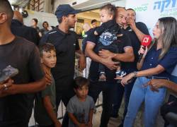 Los hijos del rehén israelí liberado Kaid Alkadi esperan junto con familiares y amigos para reunirse con él afuera del Centro Médico Soroka en Beersheva, en el sur de Israel.