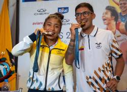 El campeón olímpico de los 20 kilómetros marcha en París 2024, Daniel Pintado y Lucía Yépez, medalla de plata en lucha, posan durante una rueda de prensa este lunes, en Quito.