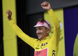El ciclista ecuatoriano Richard Carapaz de EF Education - EasyPost celebra en el podio vistiendo la camiseta amarilla de líder general.