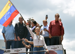 CARACAS, Venezuela. 17 de agosto de 2024.- Maria Corina Machado ondea una bandera venezolana durante una protesta en contra de los resultados de las elecciones presidenciales en Caracas.