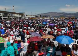 Miles de personas realizan dibujos este viernes, en el Parque Bicentenario en Quito.