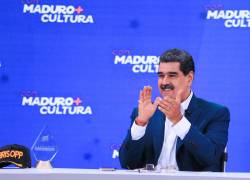 Fotografía cedida por prensa de Miraflores donde se observa al presidente de Venezuela, Nicolás Maduro, durante su programa semanal Maduro+ hoy, en Caracas (Venezuela).