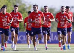 Fotografía cedida por la Asociación Paraguaya de Fútbol (APF) de jugadores de la selección de Paraguay durante un entrenamiento este sábado, en Ypané (Paraguay).