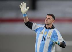 Emiliano Martínez 'Dibu' de Argentina saluda a la tribuna este jueves, previo a un partido de las eliminatorias sudamericana para el Mundial 2026 entre Argentina y Chile en el estadio Más Monumental en Buenos Aires.