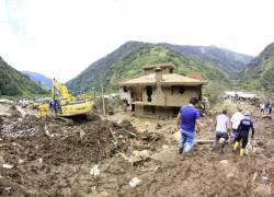 Baños, 18 de junio.- Imagen de los trabajos de remediación y remoción de escombros en la vía Baños, Puyo.