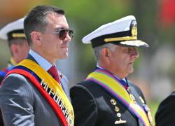 El presidente ecuatoriano Daniel Noboa (izq.) asiste a una ceremonia militar para conmemorar el 215 aniversario del Primer Grito de Independencia en el Colegio Militar Eloy Alfaro en Quito el 8 de agosto de 2024.