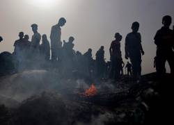 Los palestinos se reúnen en el lugar de un ataque israelí contra un campamento para desplazados internos en Rafah el 27 de mayo de 2024, en medio de batallas en curso entre Israel y el grupo militante palestino Hamas.
