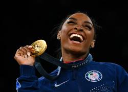 La estadounidense Simone Biles celebra con su medalla de oro durante la ceremonia del podio después de la final de salto femenino de gimnasia artística durante los Juegos Olímpicos de París 2024 (Foto de Paul ELLIS / AFP)