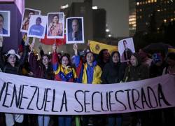 Los venezolanos que viven en México sostienen una pancarta que dice en español Venezuela Secuestrada durante una protesta contra el presidente venezolano Nicolás Maduro y los resultados de las recientes elecciones presidenciales en la plaza Monumento a La Revolución en la Ciudad de México el 28 de agosto de 2024.